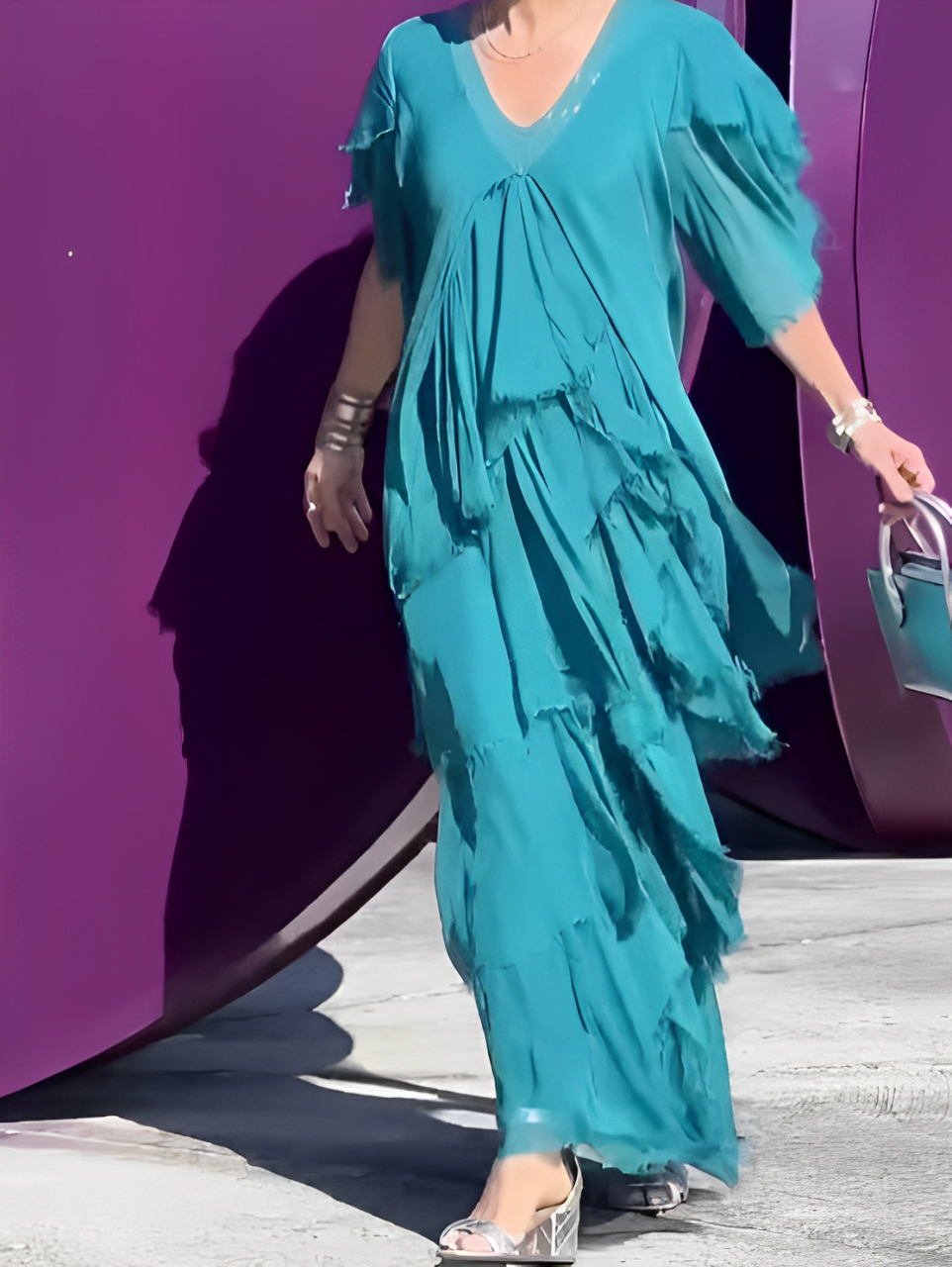 Bronisława – Zwiewna sukienka maxi z artystycznym akcentem