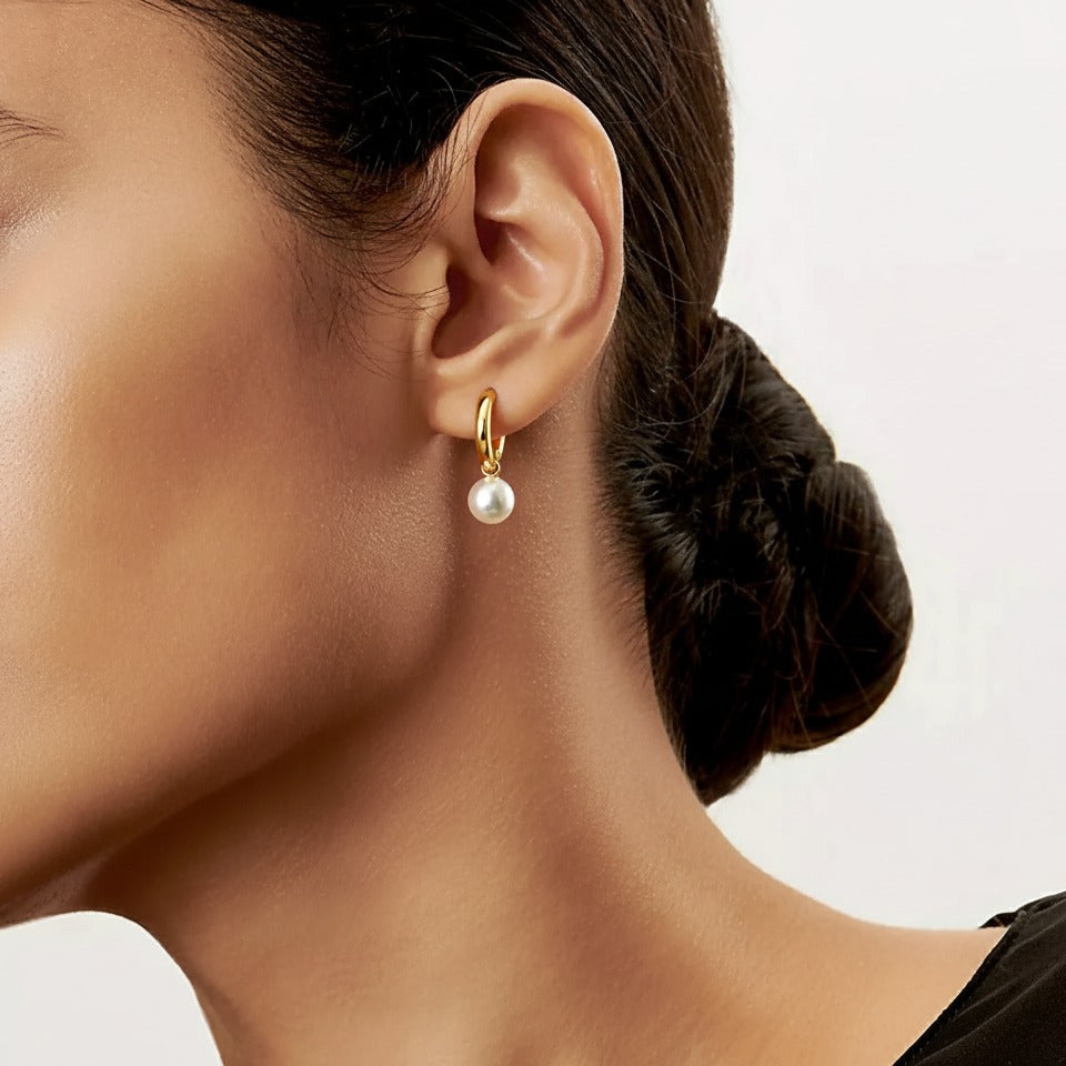 Złote kolczyki z małymi perłami