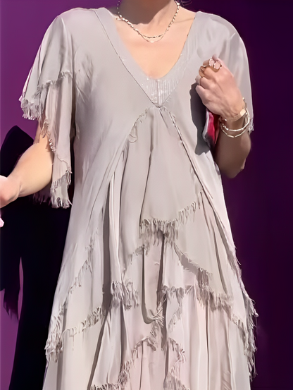 Bronisława – Zwiewna sukienka maxi z artystycznym akcentem